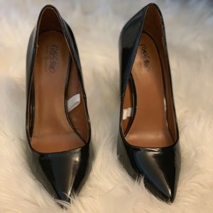Size 6R black pointed heels